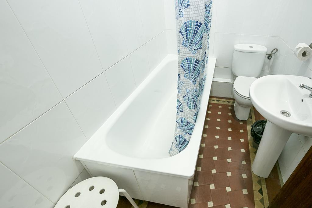 Hostal Balmes Centro Barcelona Exterior photo