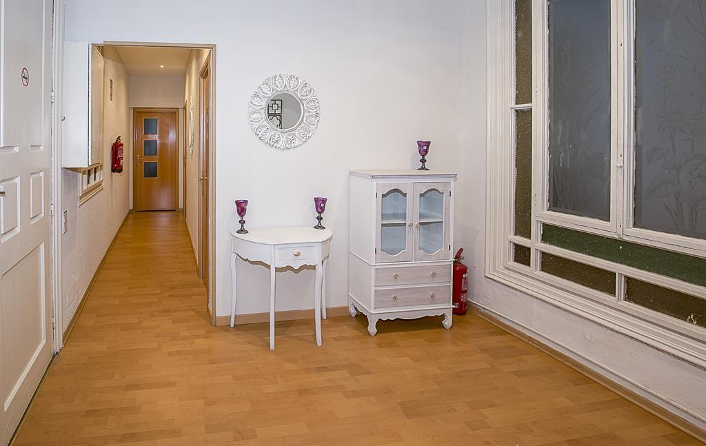 Hostal Balmes Centro Barcelona Exterior photo