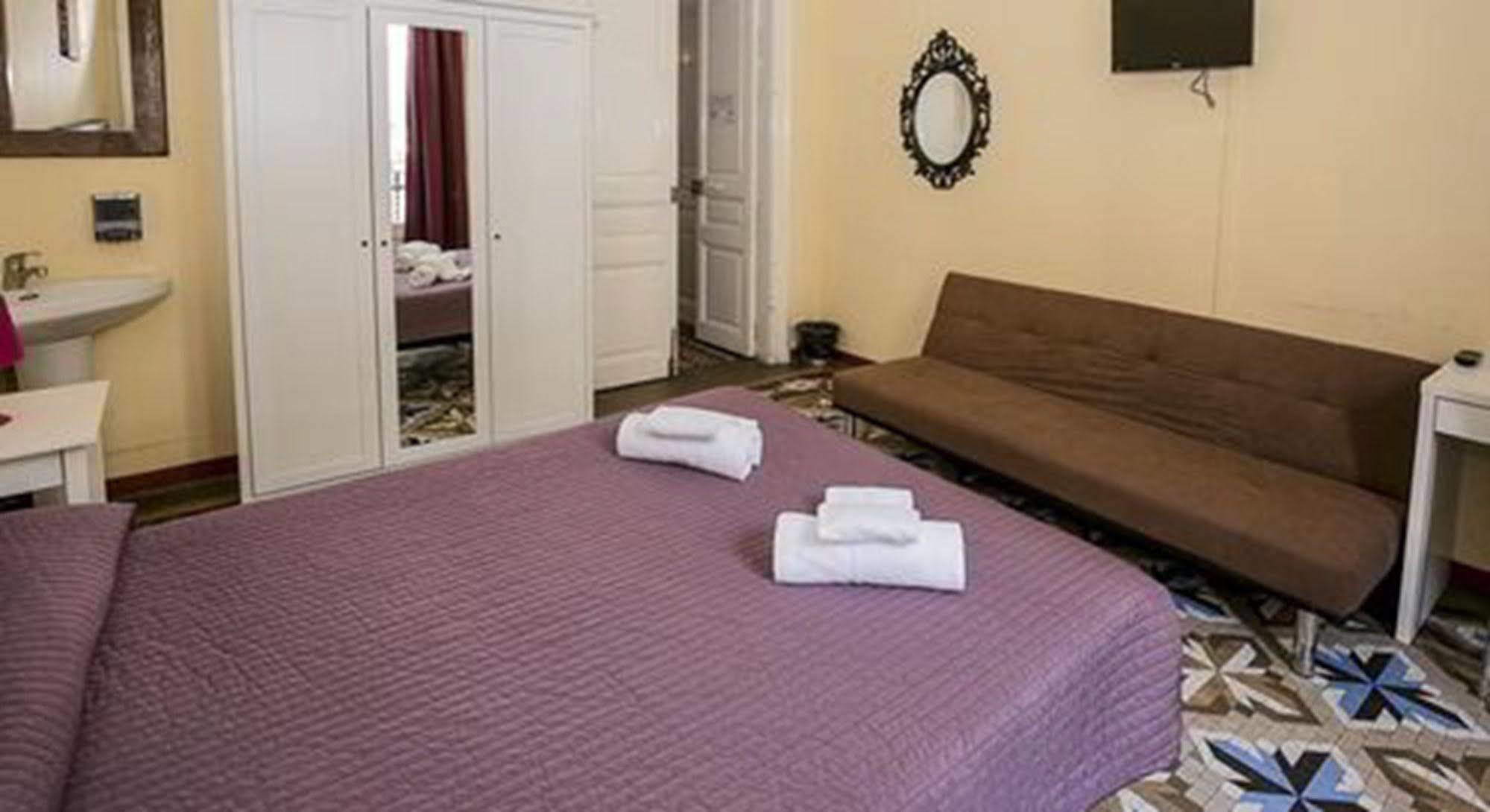 Hostal Balmes Centro Barcelona Exterior photo