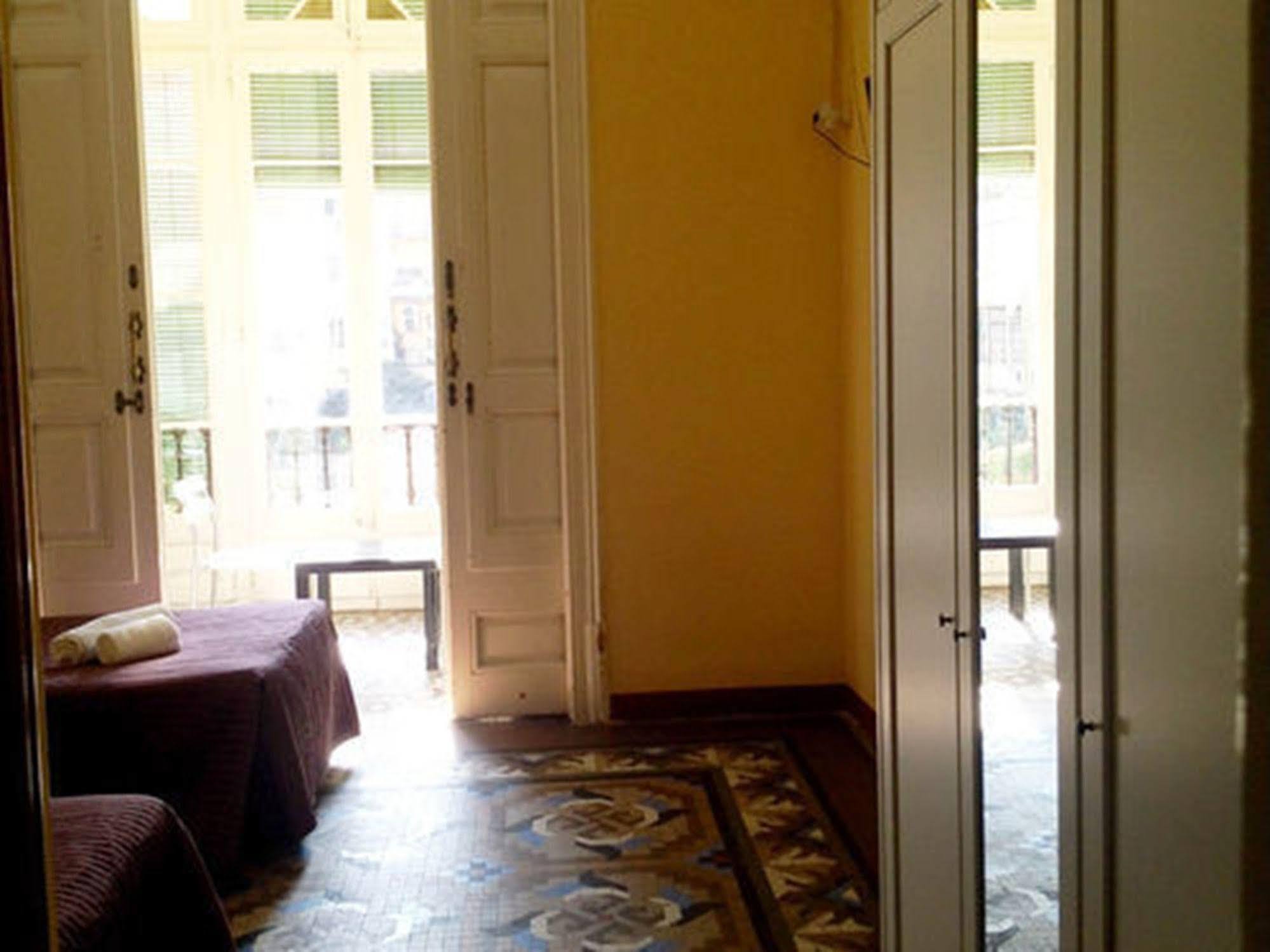 Hostal Balmes Centro Barcelona Exterior photo